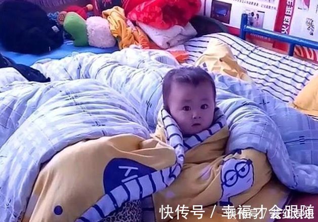 好孩子|宝妈哄娃睡觉自己睡着了,孩子躲被窝里看电视,脸上表情太萌了