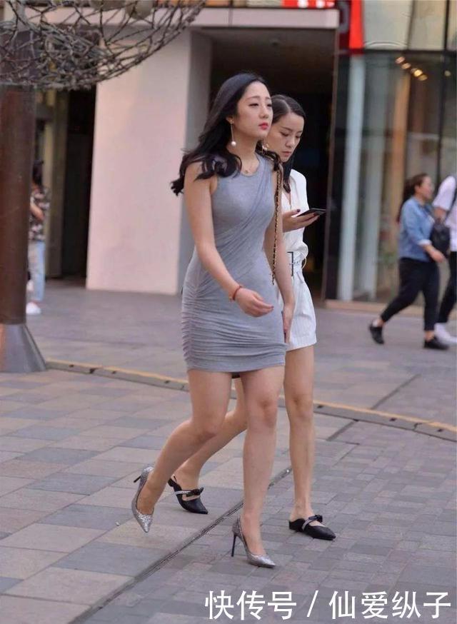 搭配浅灰色的修身连衣裙,展现出几分随性的美感