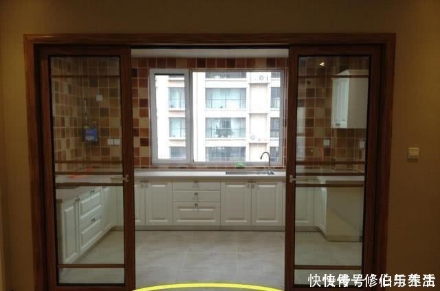 厨房|客厅和厨房之间不流行装推拉门了,他家门洞3米,装这种才叫好看!