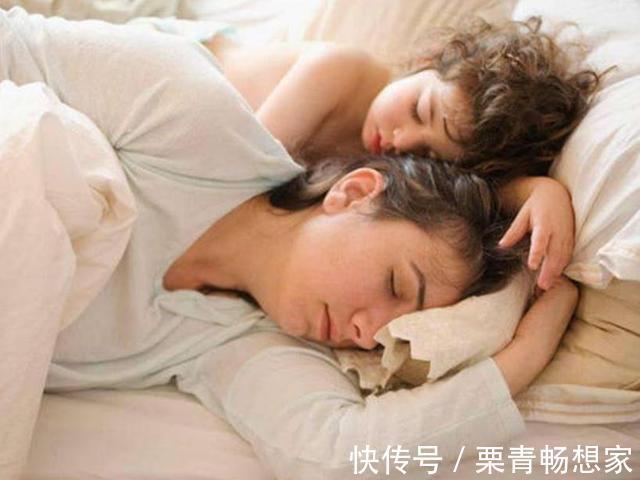 怪癖|宝宝睡前的2个“小怪癖”,是向妈妈表达爱意,父母不要强行戒掉