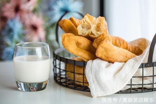 打豆浆时,黄豆只用水泡就错了,大厨教你一招,豆浆又香又好喝