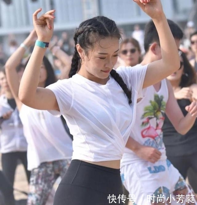 甜美 经典黑白搭配,充满少女甜美气息