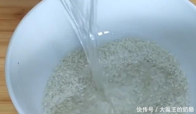 把1碗大米倒进油锅,瞬间变美味,吃完还想吃,做法超简单,解馋