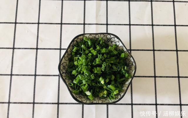 不用和面的葱油饼，几张饺子皮就搞定，鲜香酥脆特美味