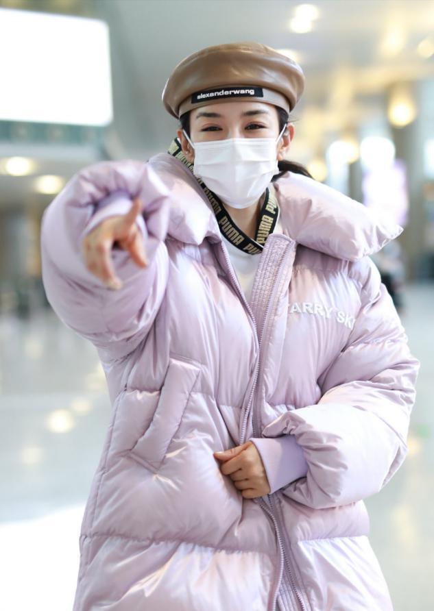 气质 真会扮嫩,白卫衣搭紫色羽绒服保暖又可爱,个性小帽时髦减龄