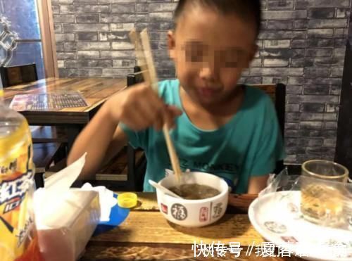 价值观念|吃顿火锅只要10元,宝妈做法让娃害羞,占便宜难道要从娃娃抓起?