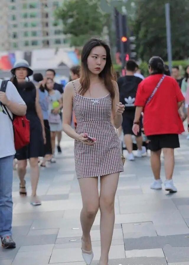 “懒女人”也别只穿牛仔裤,今夏流行“网格裙”,轻松穿出大片感