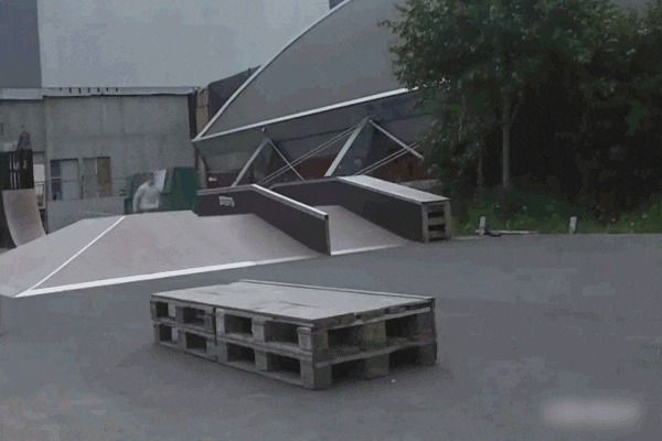 |搞笑GIF: 你们可要为我作证 是那个妹子自己撞过来的