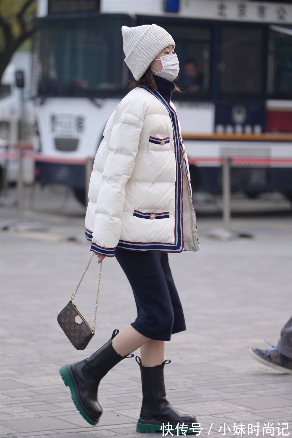 搭配 冬天选择短款羽绒服,要搭配出层次,保暖还好看,不比明星差