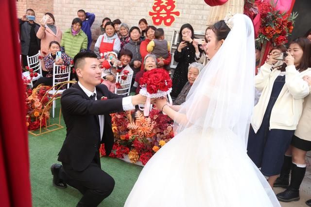 女孩出嫁，弟弟心里不舍得，在家门口拉横幅给姐夫定“规矩”