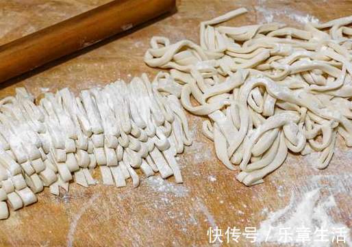 擀面杖|手擀面为啥一煮就断?和面时多放一味料,面条爽滑劲道不易断