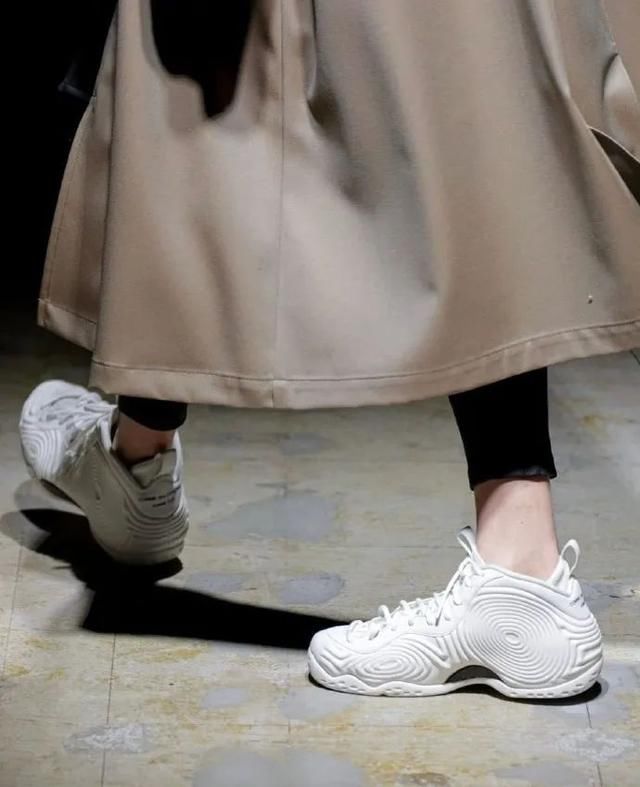 经典的Nike喷泡也能玩出新花样，这双CDG联名能否引发喷泡变革？