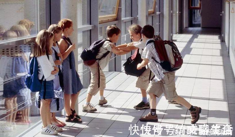 班主任|男孩在学校受欺负还手,却被班主任罚写检讨,宝妈的做法亮了