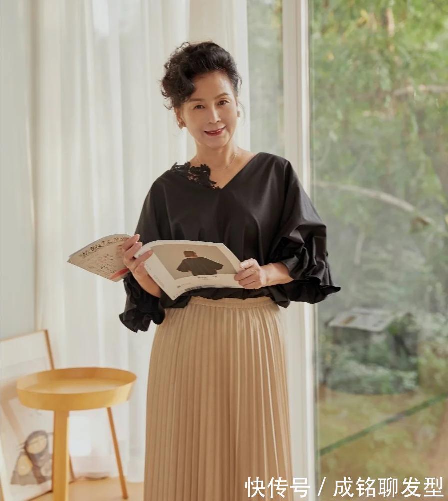 违和感|五六十岁妈妈穿衣太土气，学一下这位阿姨的优雅穿搭，高级又体面