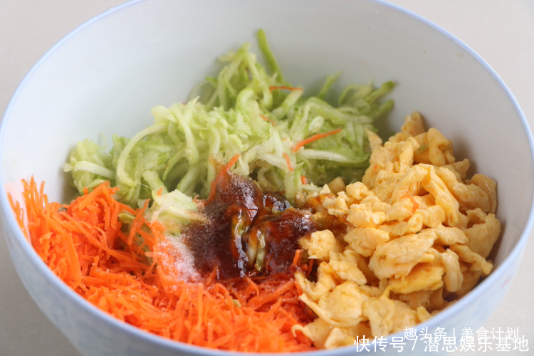  天热别蒸包子，教你懒人吃法，卷一卷8分钟出锅，早餐上桌准吃光