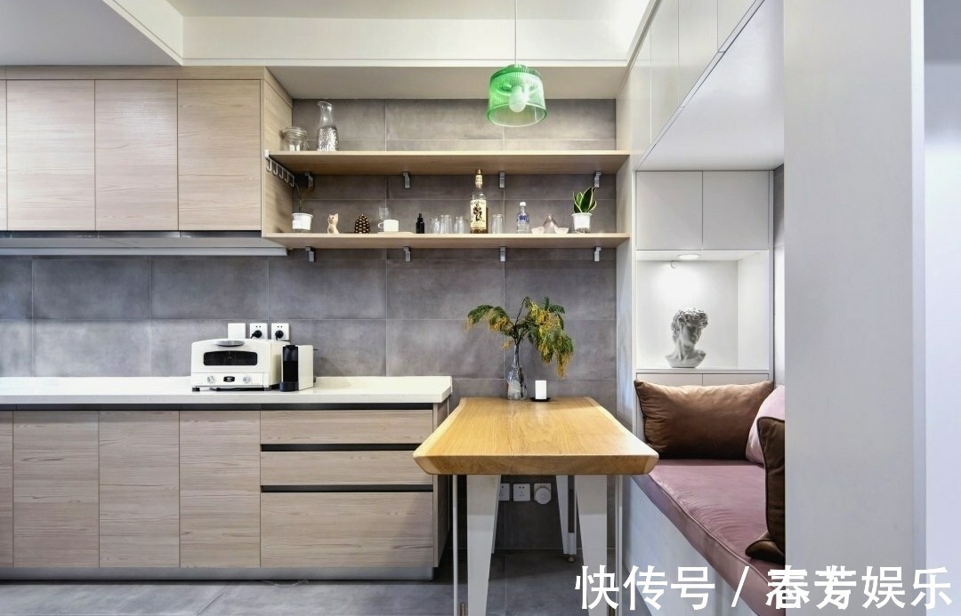 阳台上|独居女孩的精致生活:阳台装浴缸、卧室衣帽间,36平小家样样不少