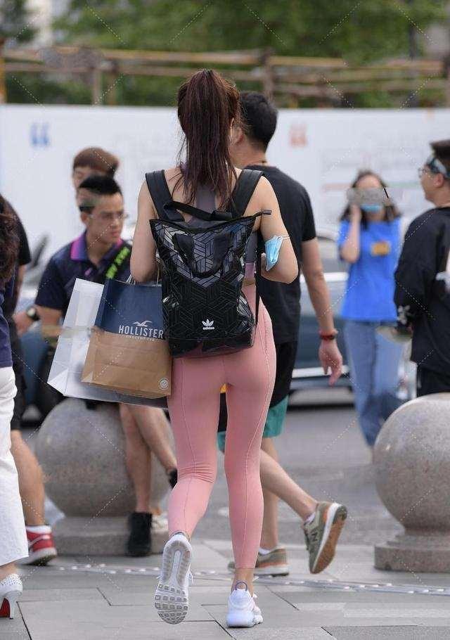 身材 高挑身材的打底裤美女,看上去年轻有活力,优雅浪漫