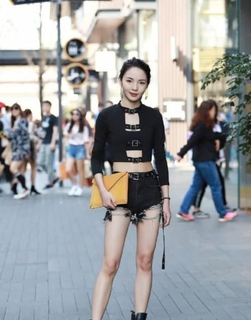 小姐姐浅色的短袖搭配牛仔裤,回眸一笑,太美了