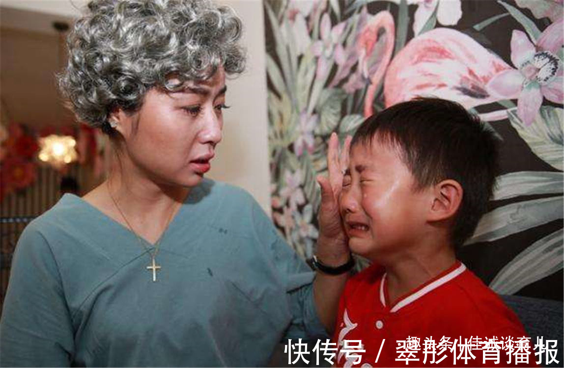 妈妈|8岁女儿考99.5分回家大哭,看到扣分题目后,妈妈也控制不住流泪