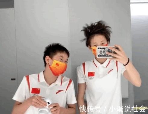 全红婵|太逗陈芋汐对着垃圾桶吃火龙果,张家齐偷拍,一旁全红婵笑岔气