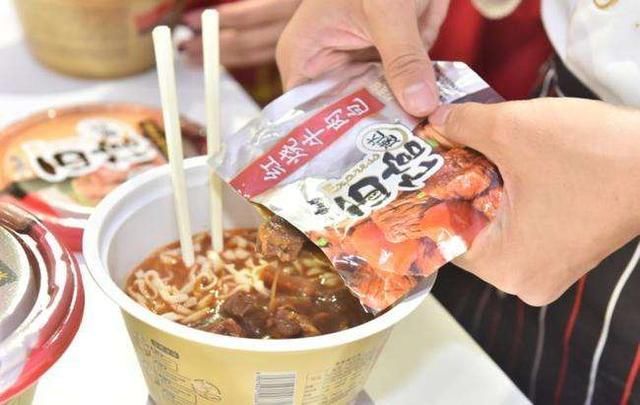 新款|一晚卖出8万盒康师傅新款泡面,魅力有多大里面真有大块牛肉