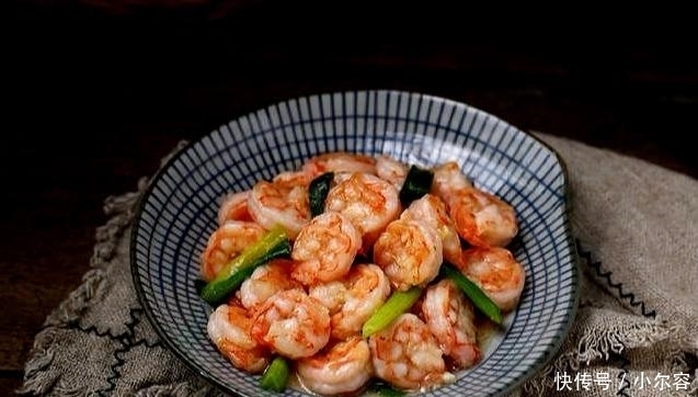  清洗干净|葱爆虾仁没香味？把握3个小技巧，味道鲜美，色泽红亮