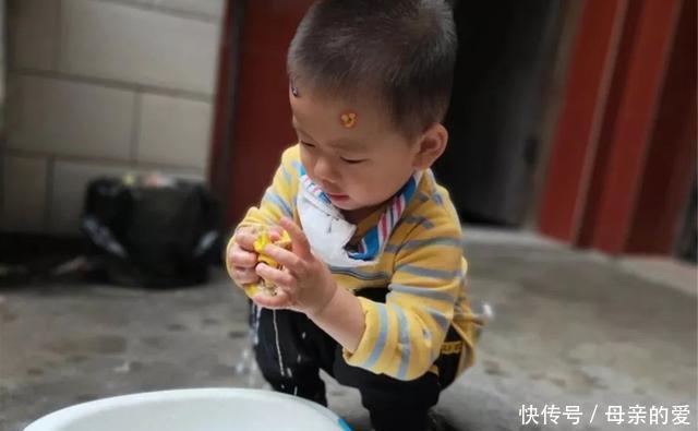 儿子|5岁儿子一片孝心给爸爸搓澡,宝爸却残忍拒绝,这“孝心”有点毒