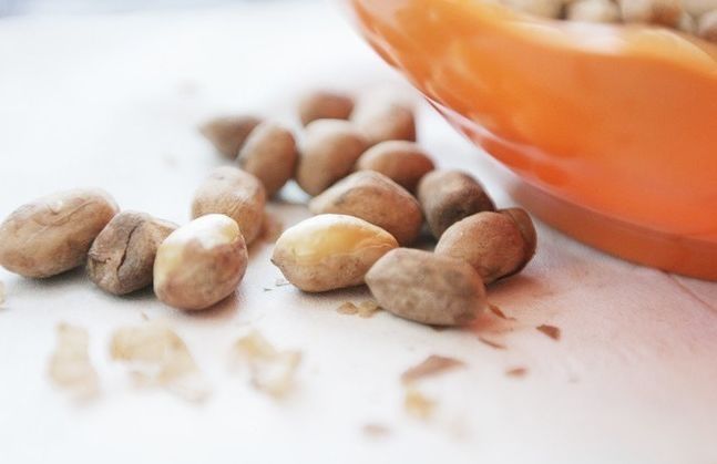 教你做咸干花生，不炸不烤，不加一滴油，香脆还入味，皮一搓就掉