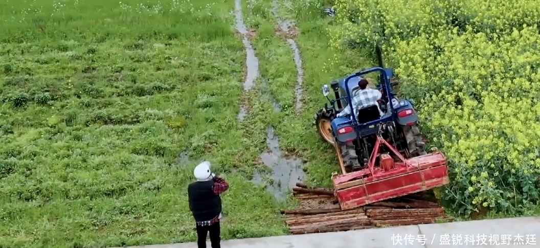 张子枫双手拿碗跟张艺兴碰，在哥哥面前敷面膜泡脚，没有少女架子