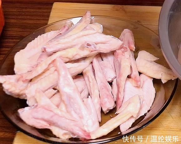 “鸡翅尖”最好吃的做法,颜色红亮,酱汁浓郁,吃着很有乐趣