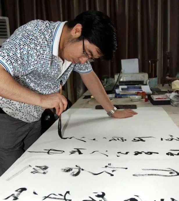 洛阳市$26岁的小学老师凭借一手精湛的章草,获第三届兰亭奖创作奖第一名