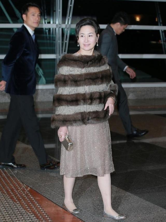 何超琼衣服品味真好!穿一件皮草披肩搭配连衣裙,秒变“贵妇”