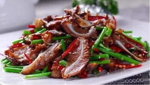 美食推荐：泡椒鱿鱼，回锅月牙骨，炝拌土豆丝，包菜炒粉丝的做法