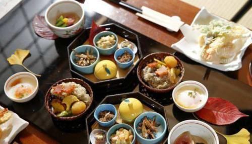 日本|日本“奇葩”饮食方式,米饭搭配着面条吃,网友不怕噎着吗