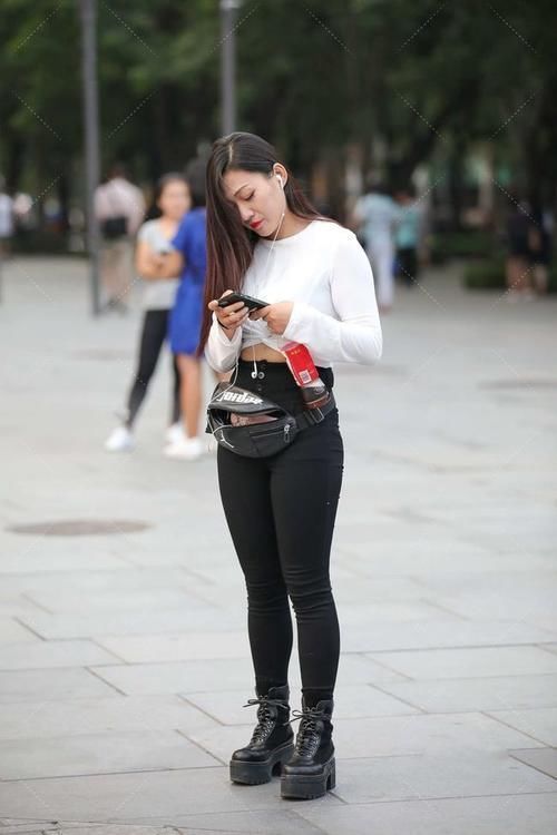 姑娘们 爱美的姑娘们,在选择针织长裙时,一定不能错过浅色系的