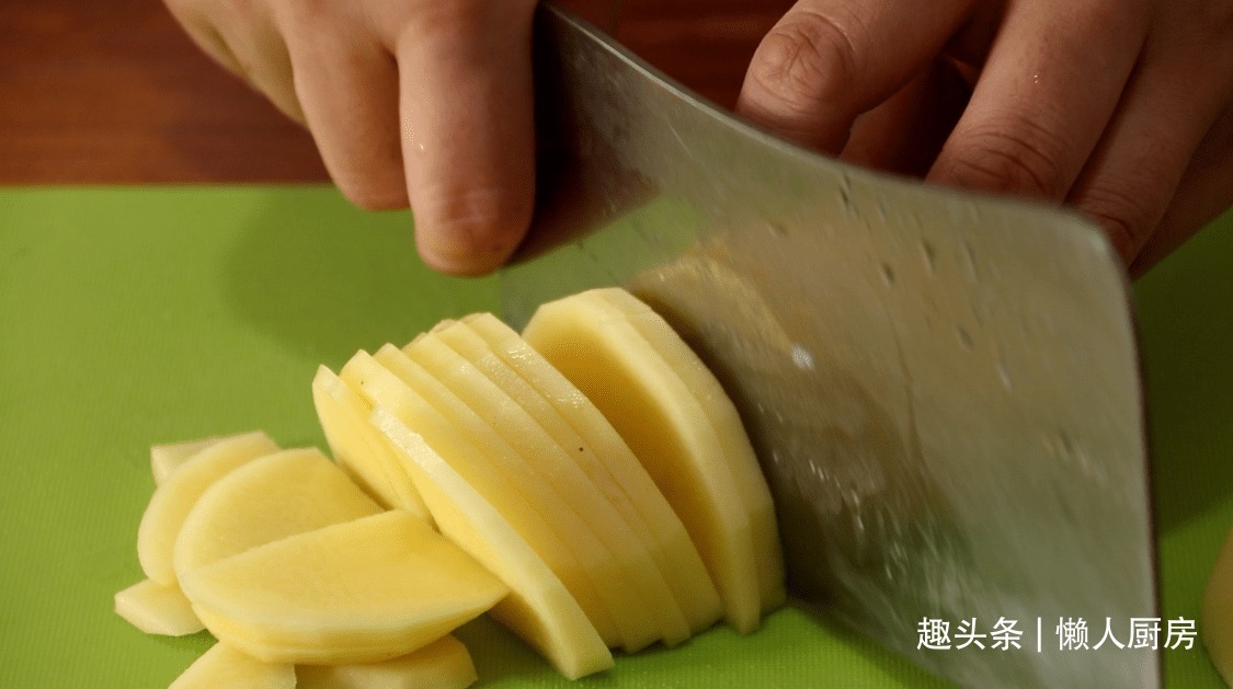 土豆别再炖肉了,教你一个新吃法,好吃到停不下来,比吃肉香!