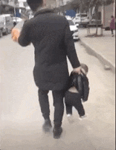 |搞笑GIF:太尴尬了 吓得我赶紧关上了门