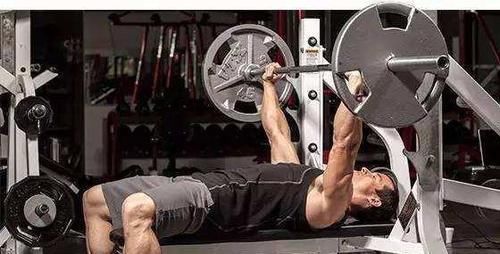 胸部|杠铃卧推时,手腕中立位置是什么,最好让自己做到这几点