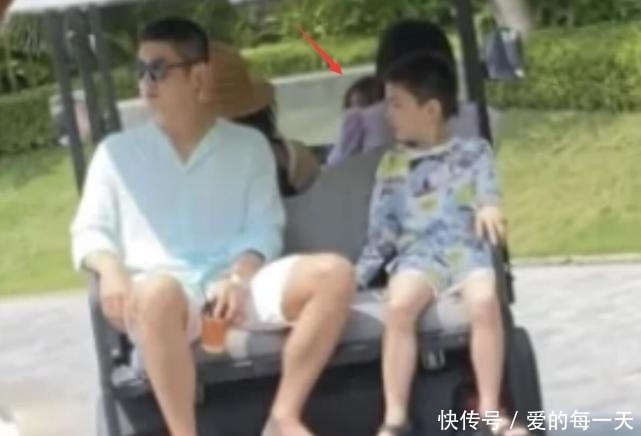 网友偶遇霍思燕杜江冲浪，嗯哼赤脚玩，粉丝被问小女孩说“三不”