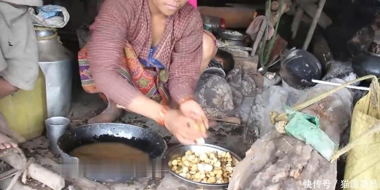 尼泊尔|尼泊尔山区穷人家的生活,房子矮的直不起腰,只吃一个土豆炒蘑菇