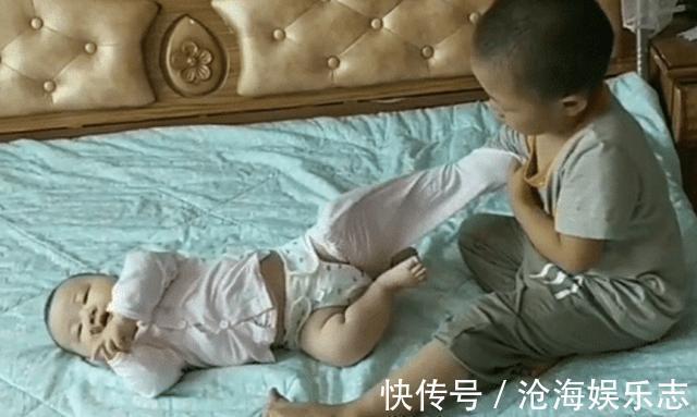 爸爸妈妈|全网最牛二胎换尿布穿衣服，4岁哥哥照顾婴儿妹妹比妈妈都熟练