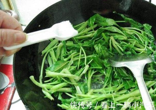 朋友们|无论炒什么青菜,只需学会这6招,青菜鲜香翠绿不发黑,入味!