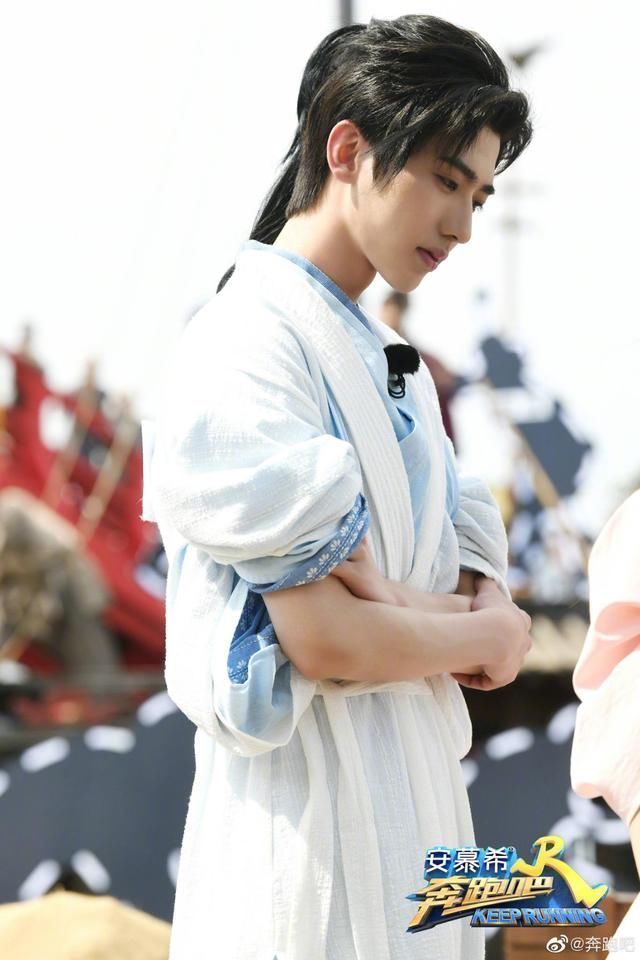 又一对非官方认证CP蔡徐坤baby同框“奔跑吧”,俊男美女超养眼