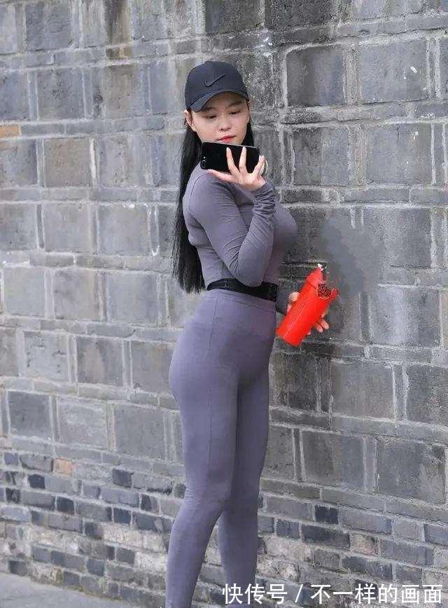包臀裤 凹凸紧致的打底裤美女，让造型显得低调耐看，唯美动人
