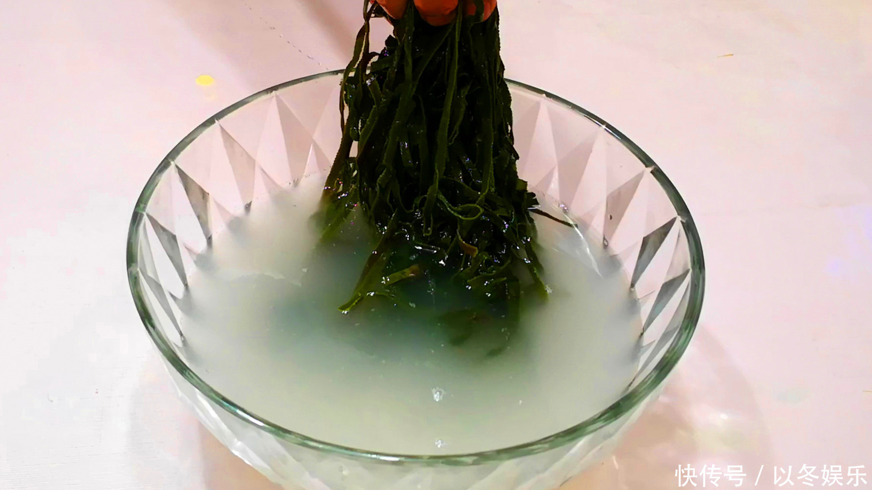 凉拌海带好吃有诀窍,不要直接拌,多加2步,味道鲜美不腥气