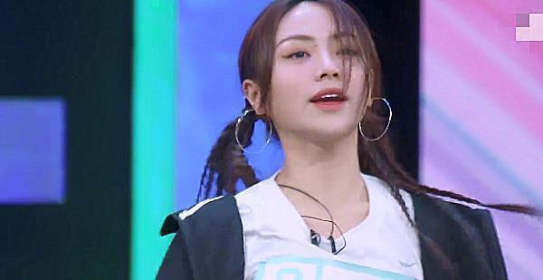 当谢可寅被淘汰时,台上的训练员都是《喜笑颜开》,所以不必谈受欢迎的程度