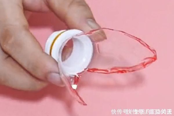 扫把上粘个塑料瓶,放在阳台省钱又实用,解决了家家户户大难题!