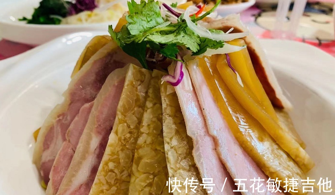 朋友办满月酒,总共花12800多元,晒到朋友圈,大家说菜很实惠!