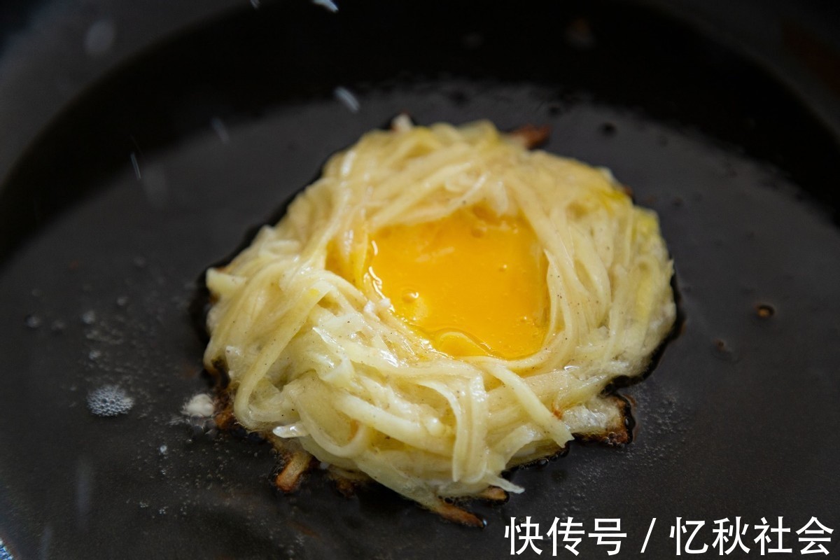 肉香|土豆不要炒着吃了，加上鸡蛋简单一做，吃着比肉香