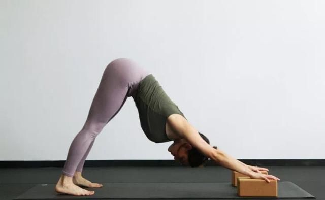 下犬式|瑜伽砖的12种巧妙用法！让动作变简单或让动作变难，任你选！